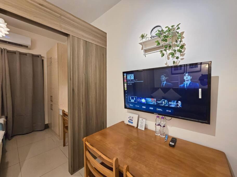Apartment 1br Unit Condotel W/ Balcony Fame Residences -fm22 Manila